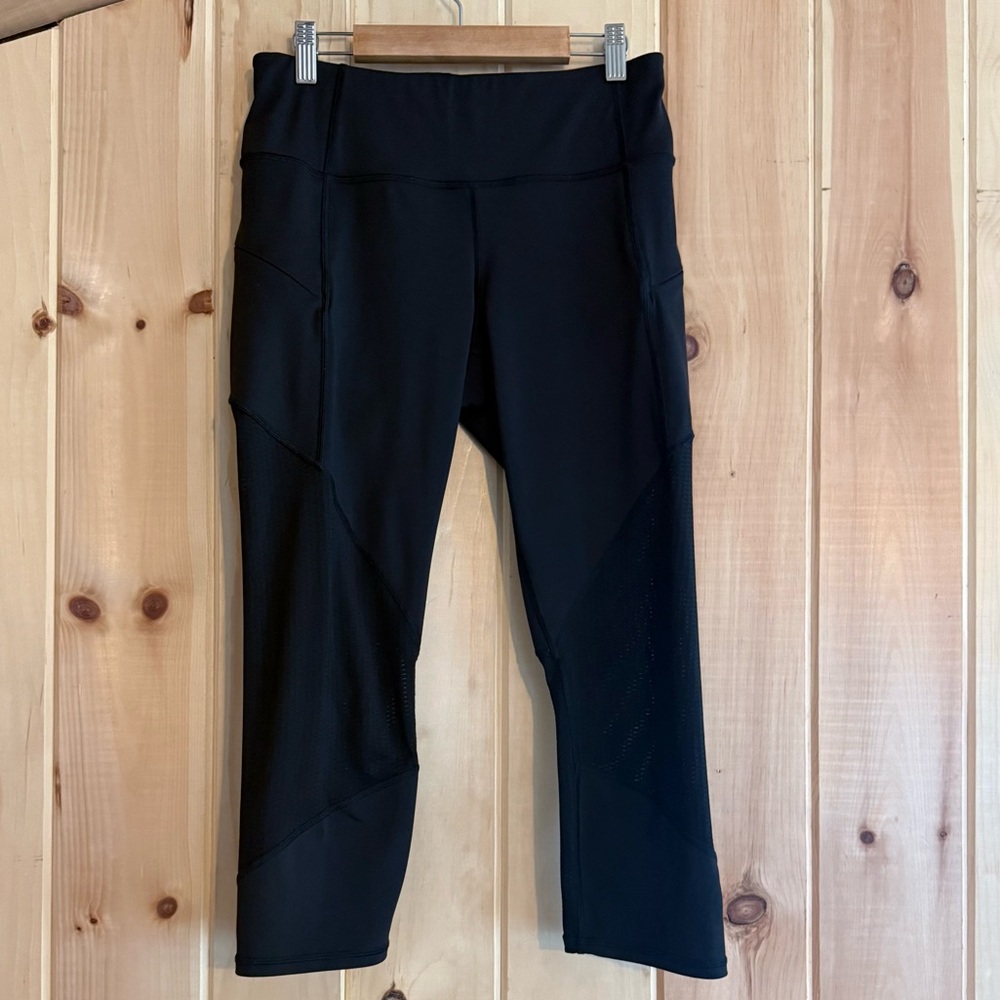 🙂 Athleta Black Performance Laser Cut Cropped Leggings
